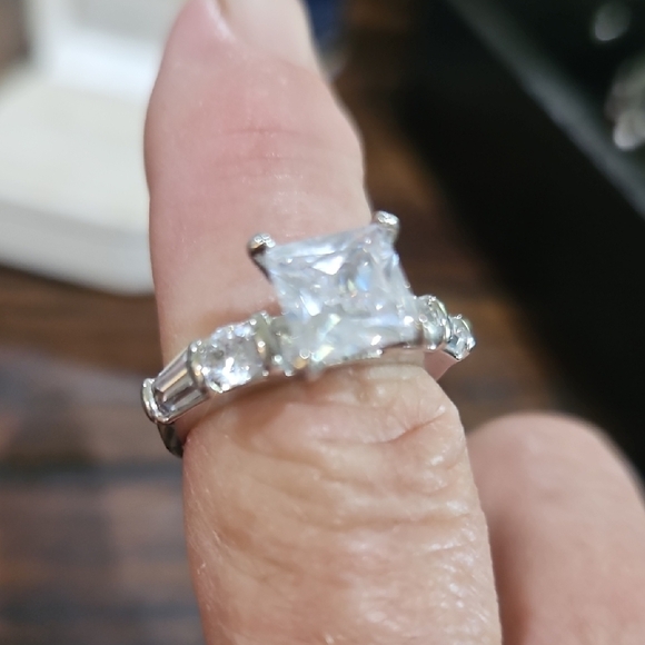 Sophisticated Silver Ring with Sparkling Accent Stones - Picture 5 of 6